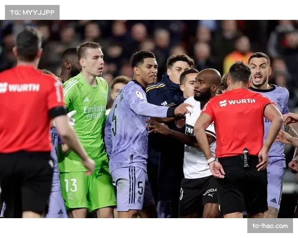 英超裁判判罚争议持续发酵 卡瓦纳因失误被停哨引讨论